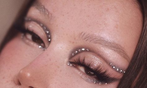 Silver Glitter Eyeliner Looks, Makeup Tears, Grunge Sparkle Makeup, Crystal Eyeliner, Sparkle Eyeliner, Glitter Graphic Eyeliner, Glitter Eyeliner Products, Eyeliner Ideas, Graphic Makeup