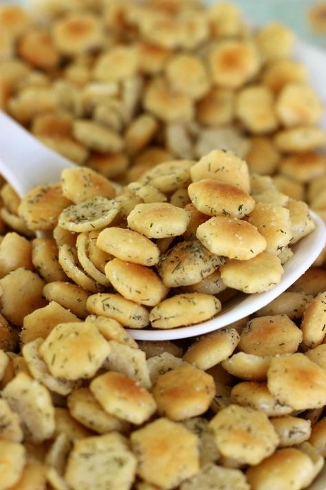 No Bake Ranch Oyster Crackers Recipe Oyster Cracker Recipe, Oyster Cracker Snack, Oyster Cracker, Oyster Crackers Recipe, Seasoned Oyster Crackers, Ranch Oyster Crackers, Ranch Crackers, Seasoned Crackers, Munchies Snacks