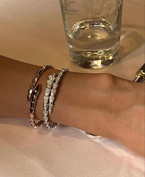 Serpent Bracelet, Estilo Kardashian, Bvlgari Jewelry, Luxe Jewelry, Classy Jewelry, Stacked Jewelry, Jewelry Lookbook, Girly Jewelry, Jewelry Inspo