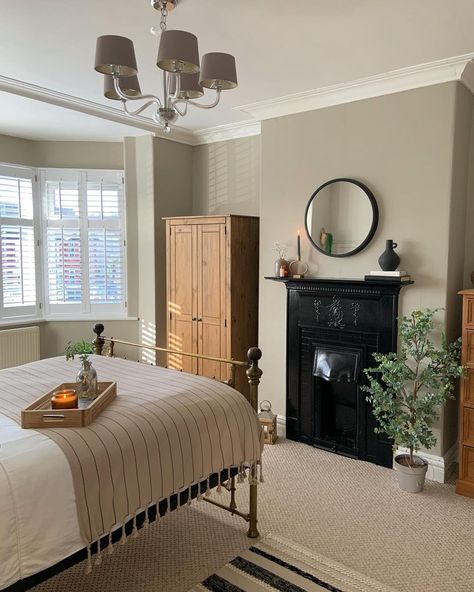 Victorian Bedroom Colour Schemes, Victorian Home Bedroom Ideas, House Colour Interior, Terrace House Bedroom Ideas, Terraced House Bedroom, Victorian House Bedroom Ideas, Victorian Bedroom Ideas Master Suite, Living Room 1930s House, 1930s House Bedroom