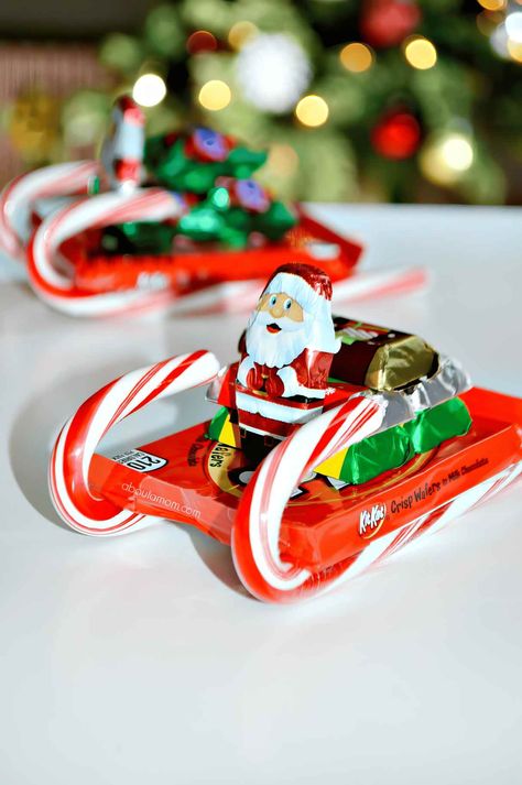 The appearance of candy canes in stores and houses are is definitely a tell-tale sign that Christmas is here so why not decorate your house with it? Here are easy DIY candy cane decor crafts you and your kids will enjoy doing! #christmascrafts #christmasdiy Make Candy, Candy Sleighs, Christmas Sleighs, Crafty Christmas Gifts, How To Make Candy, Candy Sleigh, Candy Cane Crafts, Christmas Candy Gifts