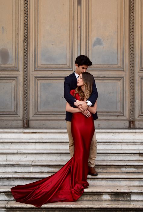 Engagement Photoshoot Red Dress, Prom Couples Red, Jaipur Prewedding, Red Dress Date Night, Candid Poses, Couple Prom, Paris Engagement Photos, Power Pose, Prom Picture Poses