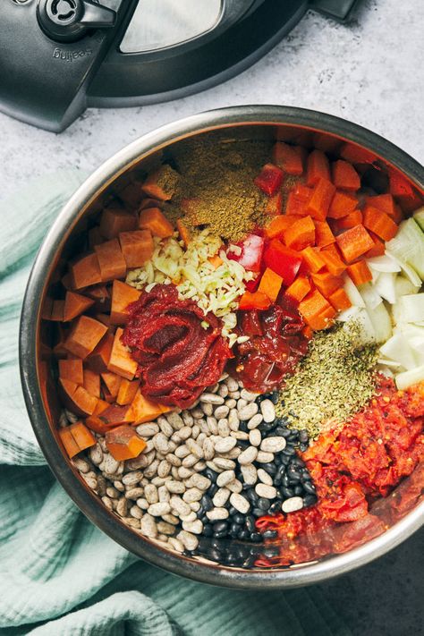 A hearty, flavorful veggie chili that's super simple to make. Just toss everything into the Instant Pot, shut the lid, and let it cook! No soaking, no sauteing, no fuss. This chili gets its subtle smokiness from chipotle peppers and adobo sauce. Make a big batch of comforting vegan chili to feed a crowd - or freeze extras for quick and easy weeknight meals. Vegeterian Chili, Vegan Chilli Recipe, Instant Pot Vegetarian Chili, Evergreen Kitchen, Instant Pot Vegetarian, Vegetarian Chili Easy, Leftover Chili, Bean Chilli, Veggie Chili