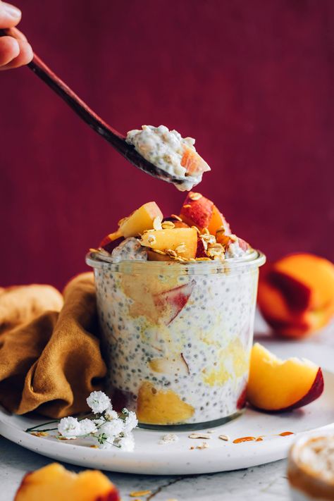 Peaches and Cream Overnight Oats - Minimalist Baker Recipes Peaches And Cream Overnight Oats, Peach Overnight Oats, Overnight Oats Recipes, Chia Overnight Oats, Dried Peaches, Minimalist Baker, Vegetarian Breakfast Recipes, Grain Free Granola, Peaches And Cream