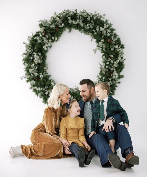 Xmas Photo Outfit Ideas, Minimalist Family Christmas Pictures, Minimalist Christmas Family Photoshoot, Studio Christmas Mini Sessions Outfits, Giant Wreath Photoshoot, Studio Holiday Mini Session, Family Christmas Picture Poses, Studio Christmas Photos Family, Christmas Photo Shoot Outfits Family