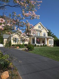 Yellow Farmhouse Exterior, Light Yellow House Exterior, Pale Yellow House Exterior, Pale Yellow House, Exterior Farmhouse Ideas, Yellow House Exterior, Traditional Exterior Homes, Exterior Farmhouse, Yellow Farmhouse