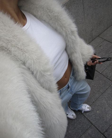 White Fluffy Jacket Outfit, Fluffy Coat Outfit, White Fur Coat Outfit, Fluffy Jacket Outfit, Fur Jacket Outfit, White Fur Jacket, Fur Coat Outfit, White Fur Coat, Samba Outfit