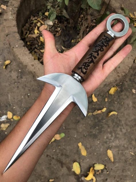 Naruto Kunai, Kunai Knife, Knife Aesthetic, Knife Patterns, Pretty Knives, Dagger Knife, Cool Swords, Knife Design, Cool Knives