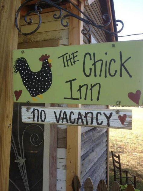 Chicken Pen Decor, Chicken House Decorating Ideas, Diy Chicken Signs, Chicken Town Ideas, Cute Chicken Coop Signs, Chicken Coop Mural Ideas, Chicken Coop Signs Diy, Chicken Diy Projects, Chicken Coop Toys Ideas