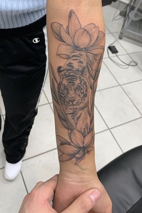 Women Tiger Tattoo Sleeve, Elegant Upper Arm Tattoos For Women, Tiger Tattoo Forearm Women, Pretty Tiger Tattoo, Tiger Tatoos Woman, Arm Tattoos For Women Tiger, Tiger And Flower Tattoo For Women, Jungle Tattoo Ideas For Women, Tiger Shoulder Tattoo Woman