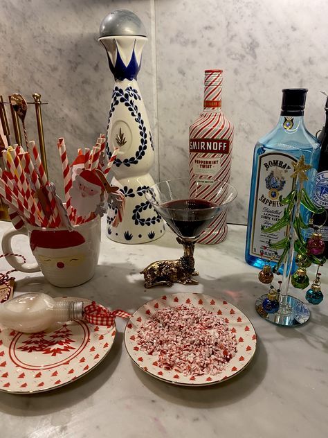 Christmas Party Vibes, Christmas Party College, Christmas Cocktails Aesthetic, Christmas Theme Cocktails, Friendsmas Aesthetic, Christmas Drink Station, Christmas Drinks Aesthetic, Christmas Pop Up Bar, Christmas Party Hosting