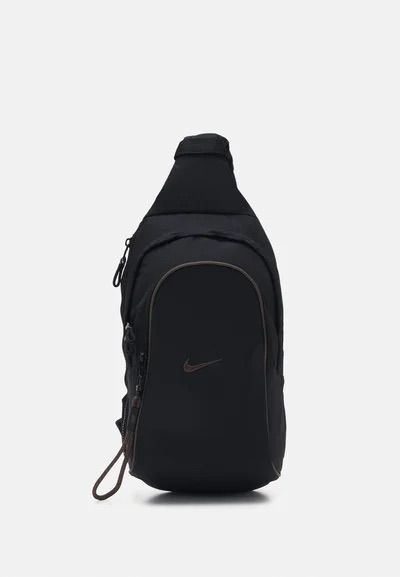 Nike Crossbody Bag Outfit, Nike Sling Bag, Crossbody Bag Outfit, Streetwear Accessories, Nike Accessories, Backpack Brands, Across Body Bag, Waist Bags, Shoulder Messenger Bag