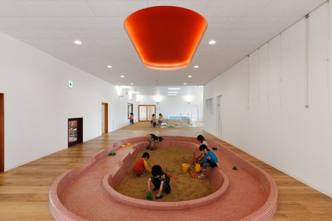 SP Nursery / HIBINOSEKKEI + Youji no Shiro | ArchDaily Sp Studio, Playgrounds Architecture, Kindergarten Interior, Daycare Design, Kindergarten Design, School Playground, Play Spaces, School Building, Indoor Play