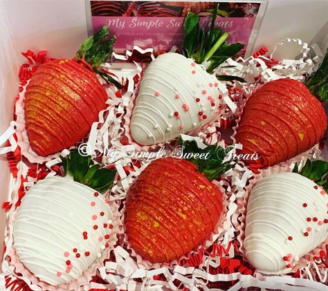 Red White And Gold Chocolate Covered Strawberries, Red And White Strawberries, Red And Gold Strawberries, Valentine Chocolate Covered Strawberries, White Strawberry, Chocolate Covered Strawberry Recipe, Chocolate Covered Pretzel Rods, Red Chocolate, Quinceanera Decorations