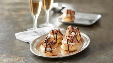 Caramel Cream Puffs, Cream Puff Dessert, Caramel Whipped Cream, Cream Puff Recipe, Betty Crocker Recipes, Cream Custard, Christmas Cookbook, Caramel Cream, Peanut Butter Chocolate Bars