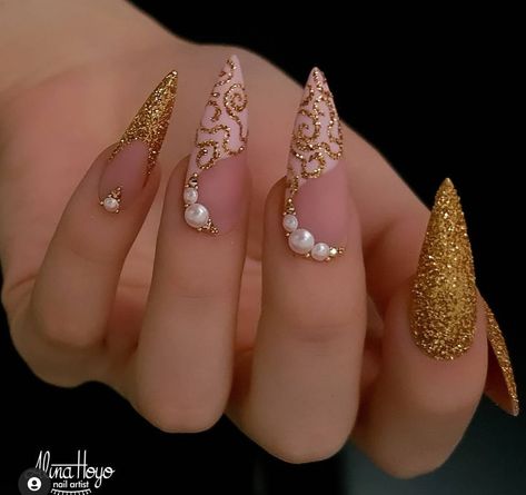 Golden Nails Designs, Golden Nails, December Nails, Gold Nail, Nails Design With Rhinestones, Christmas Nails Acrylic, Trendy Nail Design, Bridal Nails, Black Christmas