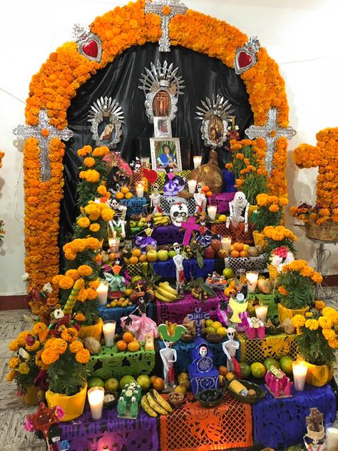 Todo sobre los Altares de muertos en Oaxaca - Frank Coronado Dia De Los Muertos Party Ideas, Dia De Los Muertos Decorations Ideas, Mexico Day Of The Dead, Altar Design, Halloween Fest, Sugar Skull Design, Harvest Party, Mexican Decor, Halloween Deco