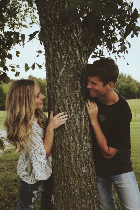 Pictures To Take With Girlfriend, Bf And Gf Photoshoot Ideas, Boyfriend Girlfriend Pose Ideas, Boyfriend And Girlfriend Pictures Professional, Couple Photoshoot Poses Without Touching, Teenage Couple Fall Photoshoot, Fall Senior Pictures Couples, Boyfriend Girlfriend Photoshoot Ideas, Boy And Girl Photoshooting