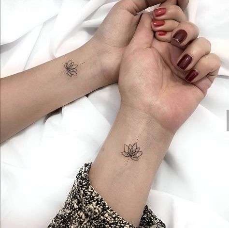 27 Feminine Best Friend Tattoos With The Perfect Elegant Touch Small Lotus Tattoo, International Tattoo, Cute Thigh Tattoos, Small Matching Tattoos, Anklet Tattoos, Fire Tattoo, Friendship Tattoos, Lotus Tattoo, Best Friend Tattoos