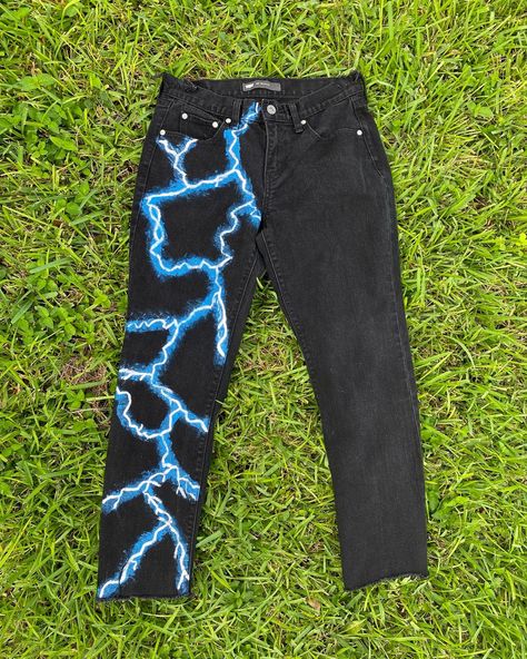 Bleached Pants Diy, Black Jeans Painting Ideas, Custom Clothes Aesthetic, Lightning Pants, Indie Fashion Men, Custom Jeans Diy, Bleaching Clothes, Denim Diy Clothes, Painted Clothes Diy