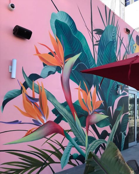 Louise Jones on Instagram: “Work in progress in Miami for @centralcommercialrealestate in Wynwood on @rodillaus featuring all your favorite tropical flowers, greenery,…” Spring Home Decor Ideas, Louise Jones, Mural Inspiration, Floral Mural, Jungle Mural, Garden Mural, Flower Mural, Tropical Painting, School Murals