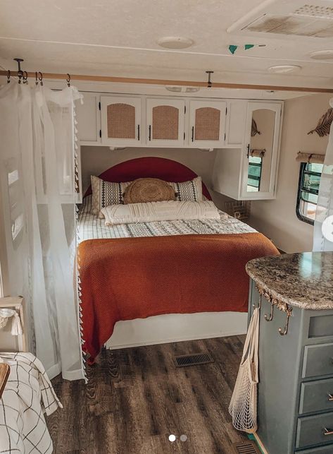 Rv Remodel Ideas, Rv Interior Design, Rv Interior Remodel, Camper Interior Design, Tiny House Camper, Camper Trailer Remodel, Vintage Camper Remodel, Kombi Home, Diy Camper Remodel