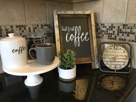 Cake Stand Coffee Bar, Coffee Bar Tray, Corner Coffee Bar Ideas, Diner Room, Farmhouse Sink Vanity, Beverage Stations, Cafe Corner, Bar Countertops, Coffee Station Kitchen