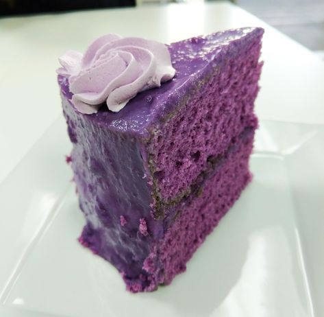 Taro Cake Recipe, Filipino Pastries, Filipino Desert, Purple Velvet Cakes, Blue Foods, Amaretto Cheesecake, Taro Cake, Purple Desserts, Bolu Cake