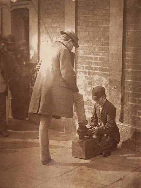 Street Life In London: 'Careful Observations Among The Poor' In 1877 (35 Photos) - Flashbak Victorian Street, 19th Century London, London Street Photography, Victorian Life, Victorian England, Victorian London, Street Life, Old London, London Street