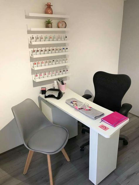 Uñas Privates Nagelstudio, Manicure Station, Nail Room Ideas, Nail Salon Interior Design, Beauty Room Salon, Home Beauty Salon, Nail Salon Interior, Salon Suites Decor, Home Nail Salon