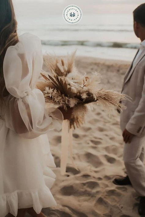 This Vero Beach Florida elopement included cake, champagne, their dogs and a trip to 7-11. Since the couple married on 7-11, they decided to go for a slurpee run. Photo by Hazography. Unique Bridal Bouquets, Gypsophila Bouquet, Dahlia Bouquet, Rose Bridal Bouquet, Grass Wedding, Bouquet Of Flowers, Bride Bouquets, Bridal Flowers, Pampas Grass