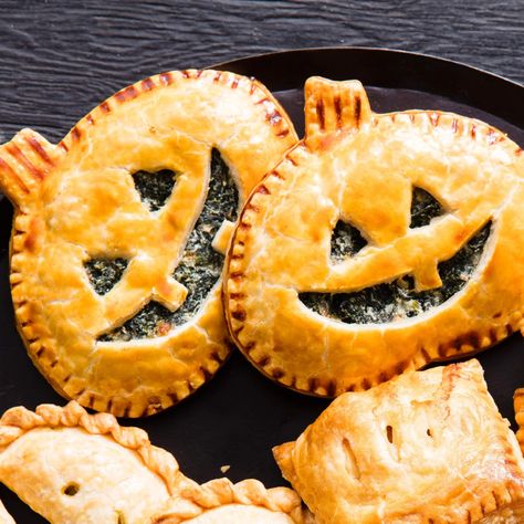 Halloween Dinner Ideas, Halloween Candy Recipes, Pumpkin Shaped Cookies, Halloween Potluck, Mini Pie Recipes, Hand Pie Recipes, Halloween Dinner, Hand Pies, Mini Pies