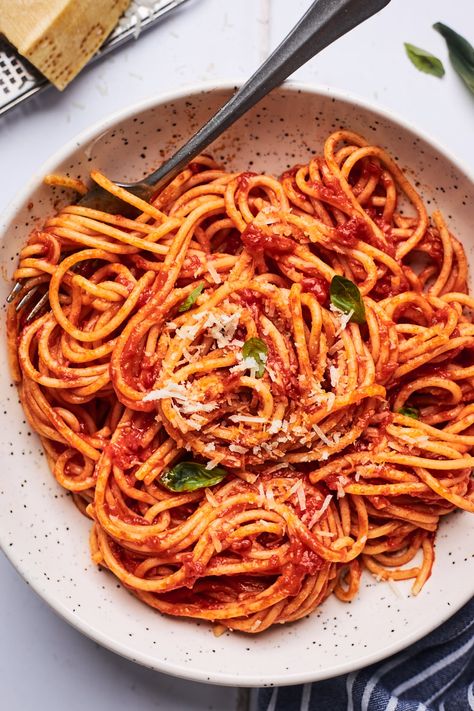 Pasta pomodoro recipe Canned Whole Tomatoes, Pasta Pomodoro Recipe, Different Types Of Pasta, Spaghetti Pomodoro, Pomodoro Recipe, Pomodoro Sauce, Meatless Mains, Pasta Pomodoro, Canning Whole Tomatoes