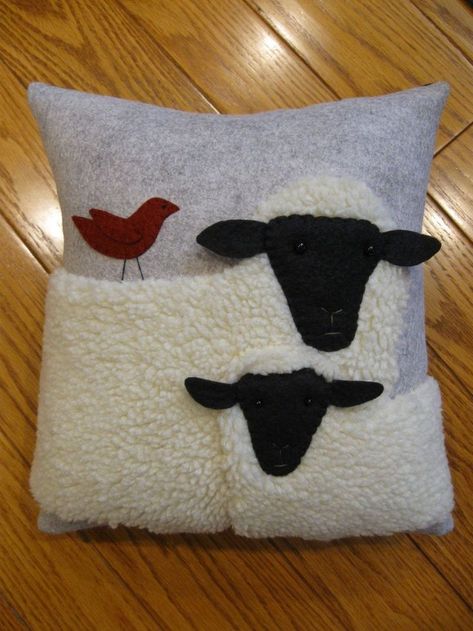 Sheep Pillow, Motifs D'appliques, Applique Cushions, Sheep Crafts, Felt Pillow, Wool Applique Patterns, Bantal Sofa, Wool Animals, Penny Rugs