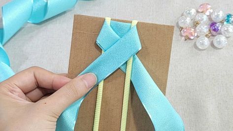 I made 50 in one day and Sold them all! Super genius idea with ribbon - Amazing tips and trick Diy Elastic, Tips And Trick, Ribbon Crafts Diy, Diy Tie, Fun Hair, Hair Ribbon, How To Make Ribbon, Spirit Wear, Ribbon Crafts