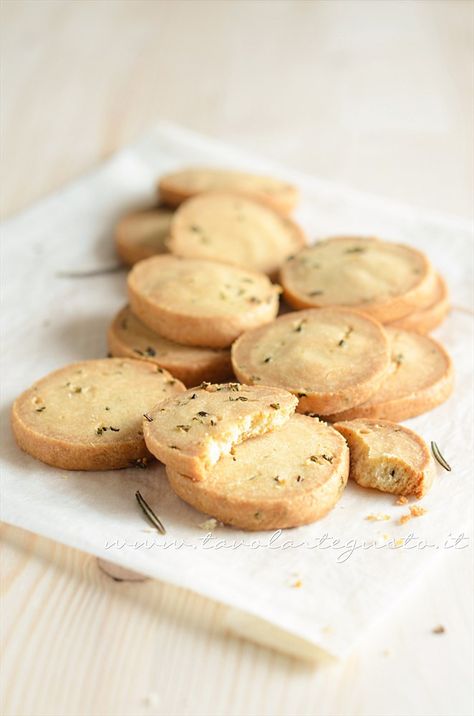 Biscuits and rosemary - Cookies Recipe savory rosemary Homemade Snacks Recipes, Savoury Biscuits, Biscotti Cookies, Homemade Snacks, Vegetarian Cooking, Fun Baking Recipes, Fine Food, Finger Food, Food Gifts