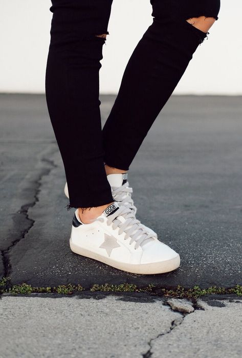 Cute Golden Goose Outfits, How To Tie Golden Goose Sneakers, Flannel And Leggings, Superstar Outfit, Golden Goose Sneakers Outfit, Golden Goose Outfit, Shoes Golden Goose, Goose Sneakers, Sport Shoes Fashion