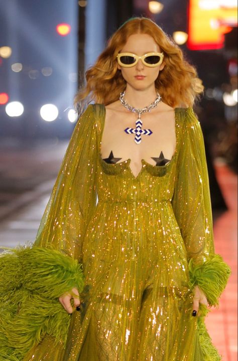 Madison Stubbington, Gucci Love Parade, Love Parade, Gucci Beauty, Vogue Models, Gown Gold, Fashion Walk, Runway Outfits, Chinese Theatre