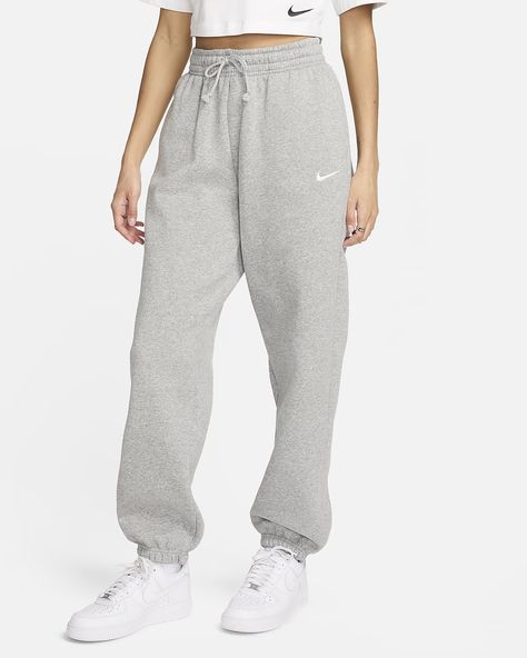 Nike Sportswear Phoenix Fleece Women's High-Waisted Oversized Sweatpants. Nike.com Nike Grey Sweatpants, Grey Nike Sweatpants, Oversized Joggers, Sweatpants Nike, Oversized Sweatpants, Cute Sweatpants, Nike Sweats, Tall Hoodies, Loungewear Luxury