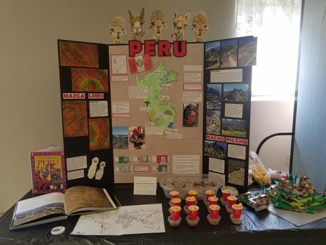 Peru board featuring llamas at the header and Lego Machu Picchu Peru Bulletin Board, Hispanic Heritage Projects, Tri Fold Poster Board, European Day Of Languages, Hispanic Heritage Month Crafts, Tri Fold Poster, Spanish Projects, Presentation Ideas For School, Lap Book