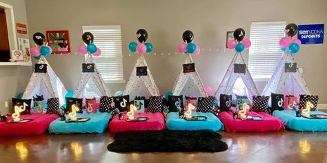 Tik Tok Slumber Party Ideas, Tik Tok Sleepover Party, Bingo Birthday Party, Slumber Party Decorations, Spa Sleepover Party, Girls Sleepover Party, Tiktok Party, Bingo Birthday, 14th Birthday Party Ideas