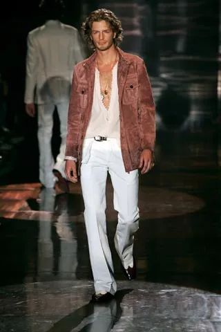 Gucci Spring 2005 Menswear Collection | Vogue Gucci Menswear, 90s Fashion Men, Mens 90s, Gucci Spring, Spring Outfits Men, Menswear Fashion Show, Top Design Fashion, Fashion Week Runway, Menswear Fashion