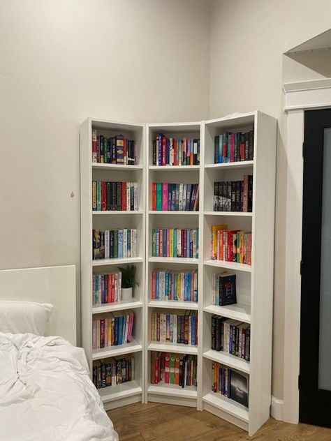 Book Case In Bedroom Ideas, Pretty Book Shelves, Tall Bookshelves In Bedroom, Small Bedroom Ideas Bookshelves, Bedroom Inspo Bookshelf, Aesthetic Bookshelf Ideas Bedroom, Small Bedroom Bookshelves, Bookshelf Inspiration Ideas Bedroom, Bookshelf Room Aesthetic