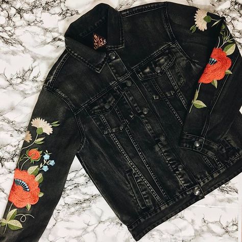 Black Denim Jacket Embroidery, Black Denim Embroidery, Denim Jacket Embroidery, Brown Denim Jacket, Denim Embroidery, Embroidered Denim Jacket, Denim Diy, Jeans Diy, Clothing Patches