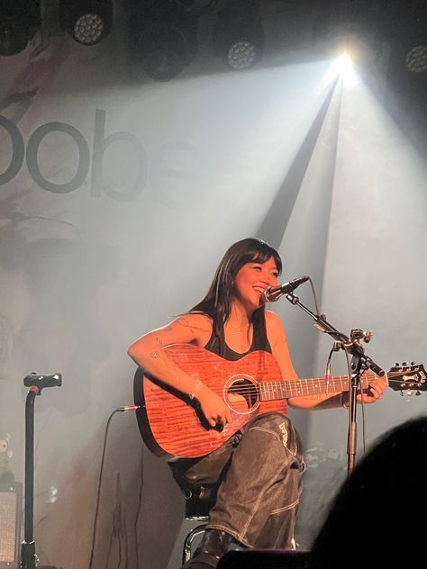 Beabadoobee Acoustic Guitar, Beabadoobee Concert Aesthetic, Beabadoobee Concert Pics, Beabadoobee Eras Tour, Beabadoobee Aesthetic Poster, Beabadoobee Stage, Beabadoobee Singing, Beabadoobee Aesthetic Outfit, Beabadobee Concert