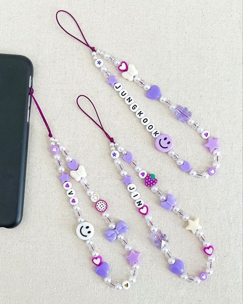 Phone Keychain Beads Aesthetic, Kpop Keychain Aesthetic, Phone Keychain Beads, Pulseras Aesthetic Kpop, Bts Phone Charm, Phone Strap Aesthetic, Purple Phone Charm, Phone Charms Aesthetic, Beads Aesthetic