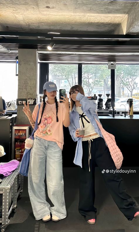 Hangout With Friends Outfit, Bestie Hangout Outfit, Bestie Hangout, Hangout Outfit, Cute Friend Poses, Song Jia, Friends Pics, Best Friend Poses, Friend Anime