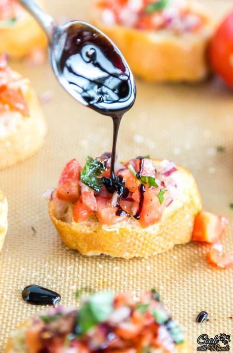 Bruschetta aux tomates, oignons et vinaigre balsamique.  15 recettes d'amuse-bouche faciles qui vont épater vos invités Bruschetta With Balsamic Glaze, Tomato Bruschetta, Finger Food Appetizers, Balsamic Glaze, Great Appetizers, Easy Appetizer Recipes, Yummy Appetizers, Appetizers Easy, Bruschetta