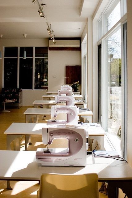 Atelier Aesthetic, Atelier Interior, Classroom Interior, Design Studio Workspace, Sewing Room Inspiration, Sewing Factory, Fashion Designer Studio, Sewing Room Design, Sewing Room Decor