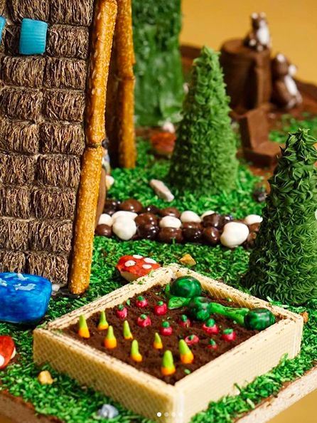 Gingerbread House Playground, Garden Gingerbread House, Gingerbread House Farm, Gingerbread House Creative Ideas, Gingerbread Landscape, Graham Cracker Houses Christmas, Graham Cracker House Ideas, Farm Gingerbread House, Fun Gingerbread House Ideas